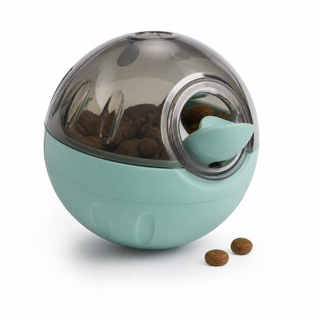 Balle distributrice de croquettes pour chat sur fond blanc
