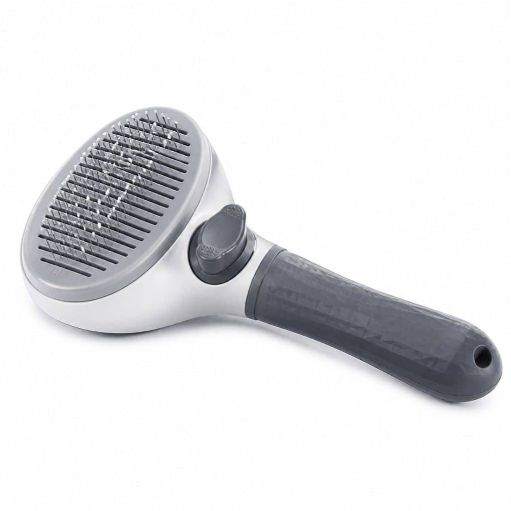 Brosse autonettoyante rétractable pour chat sur fond neutre