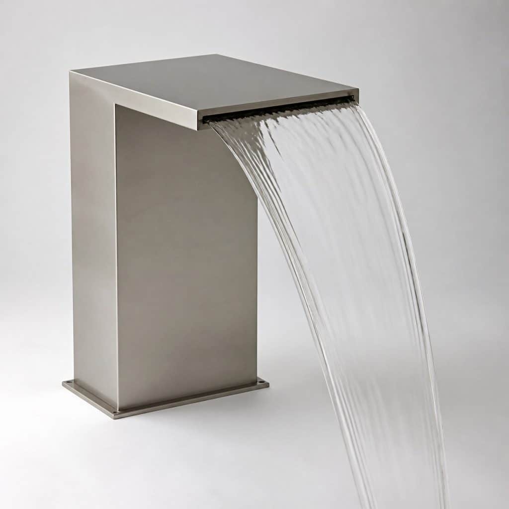 Cascade décorative pour bassin de jardin, vue packshot sur fond neutre