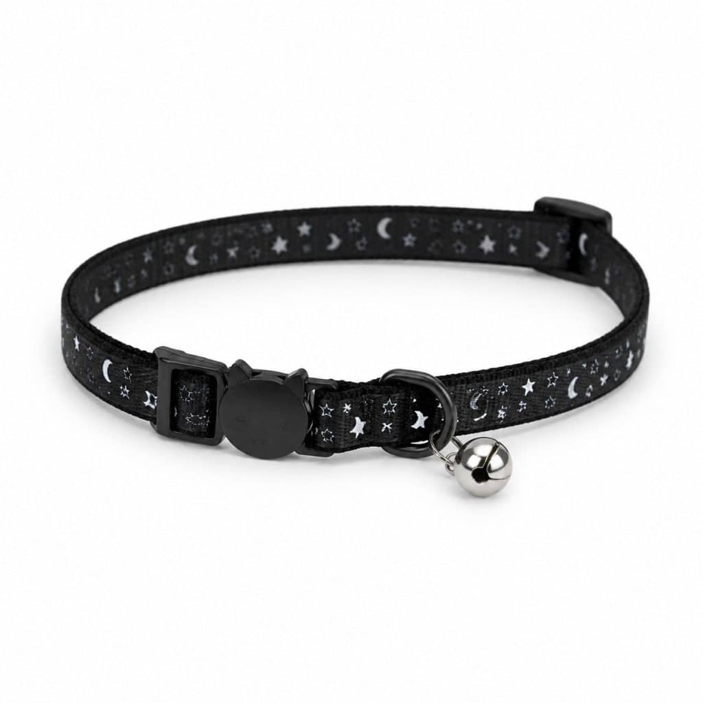 Collier fin à clochette posé à plat