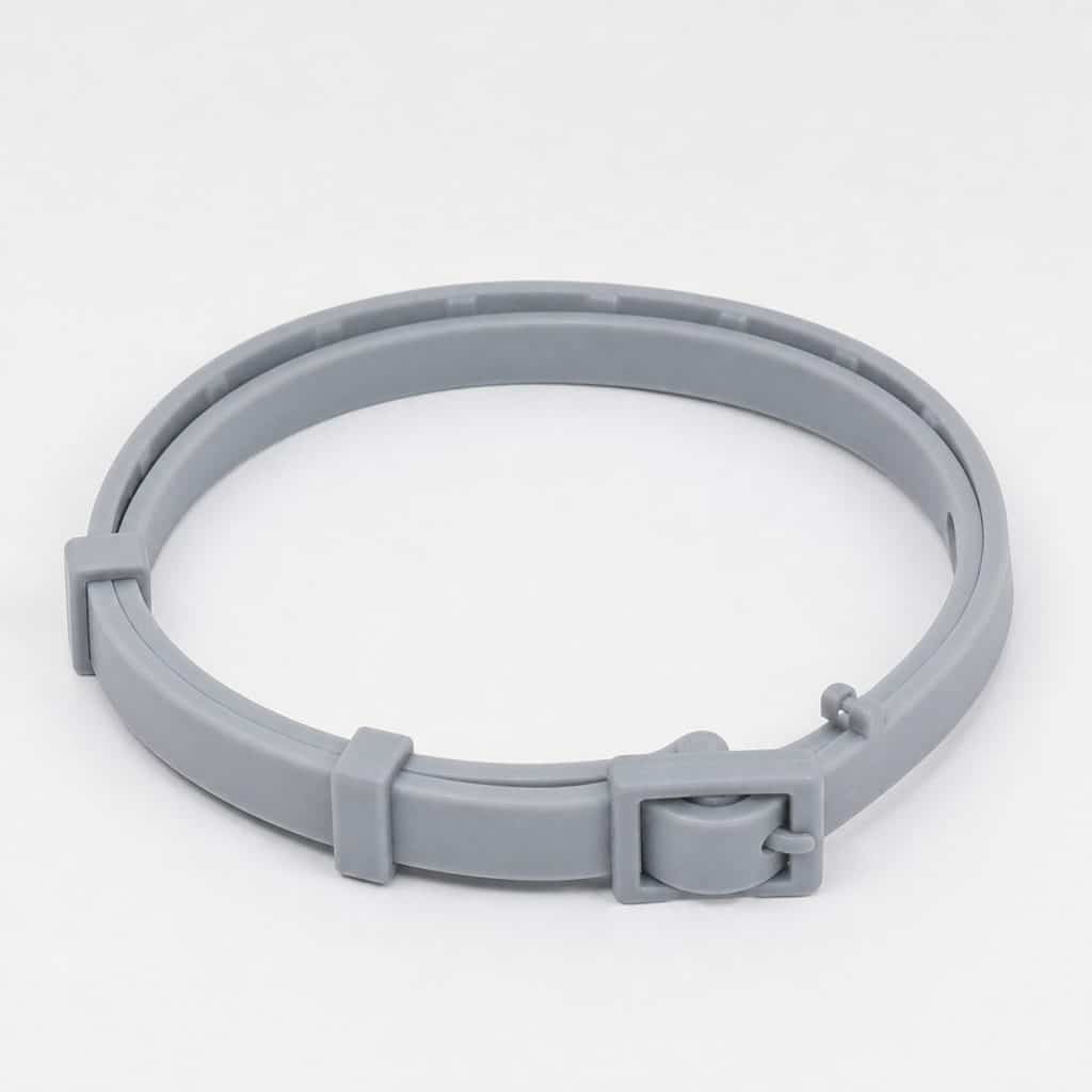 Collier antiparasitaire anti-puces et anti-tiques pour chat sur fond neutre