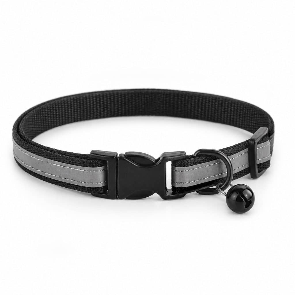 Collier de sécurité à bande réfléchissante posé à plat