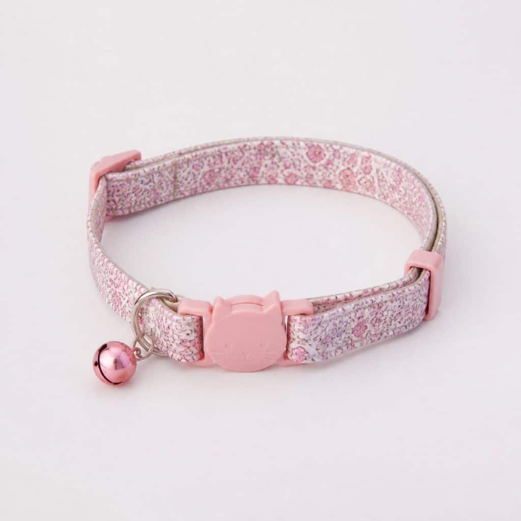 Collier de sécurité avec grelot pour chat posé à plat
