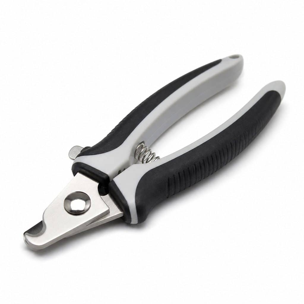 Coupe-griffes pour chat à lame inox posé sur fond neutre