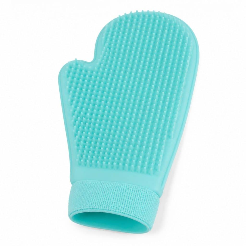 Gant de toilettage en silicone pour chat sur fond neutre