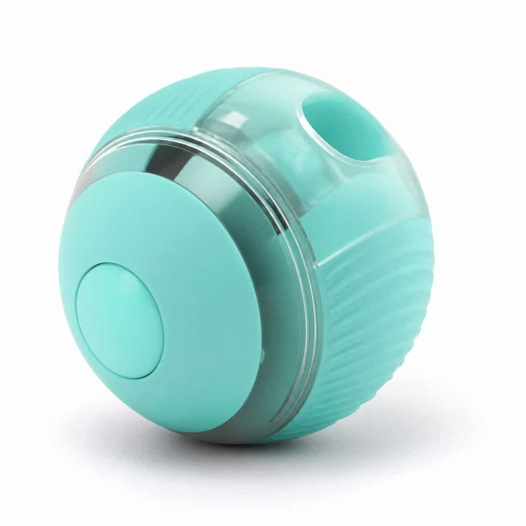 Boule de jeu électronique pour chat sur fond blanc