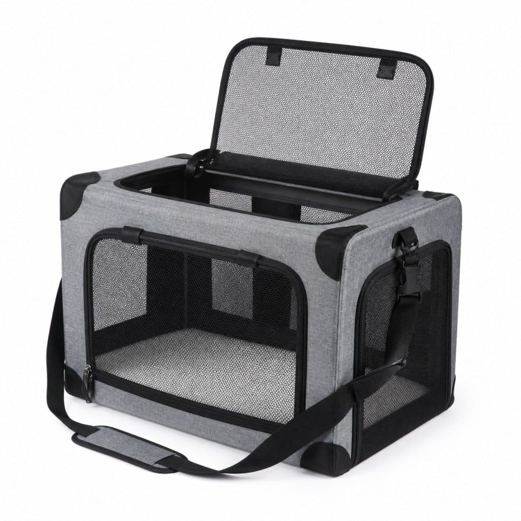 Panier de transport pliable pour chat présenté sur fond neutre