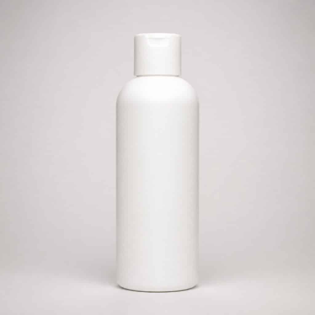 Flacon de shampoing antiparasitaire pour chat posé sur fond neutre