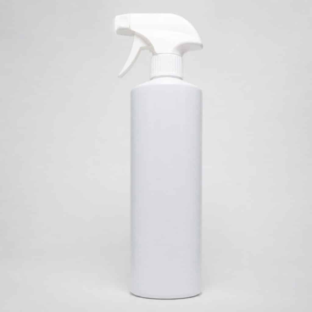 Spray antiparasitaire pour chat présenté sur fond neutre