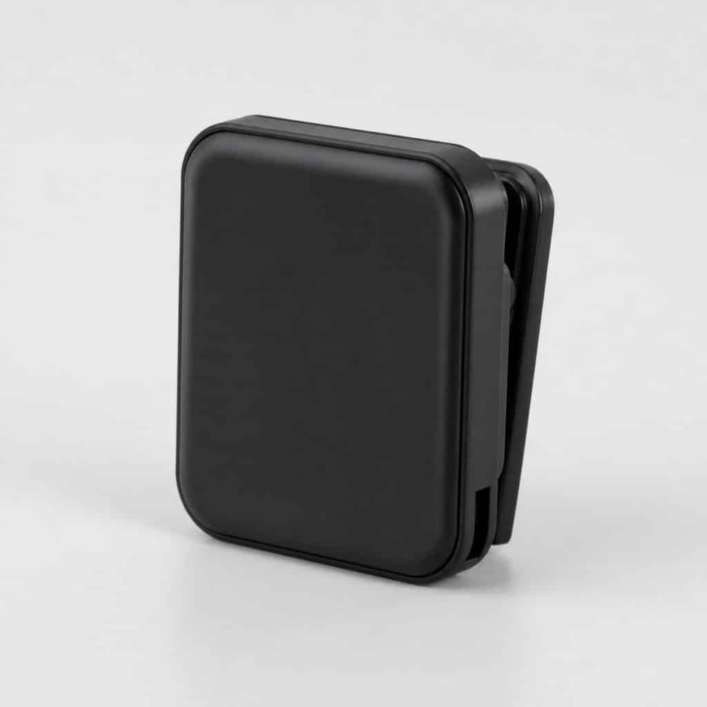 Traceur GPS pour collier de chat posé sur fond neutre